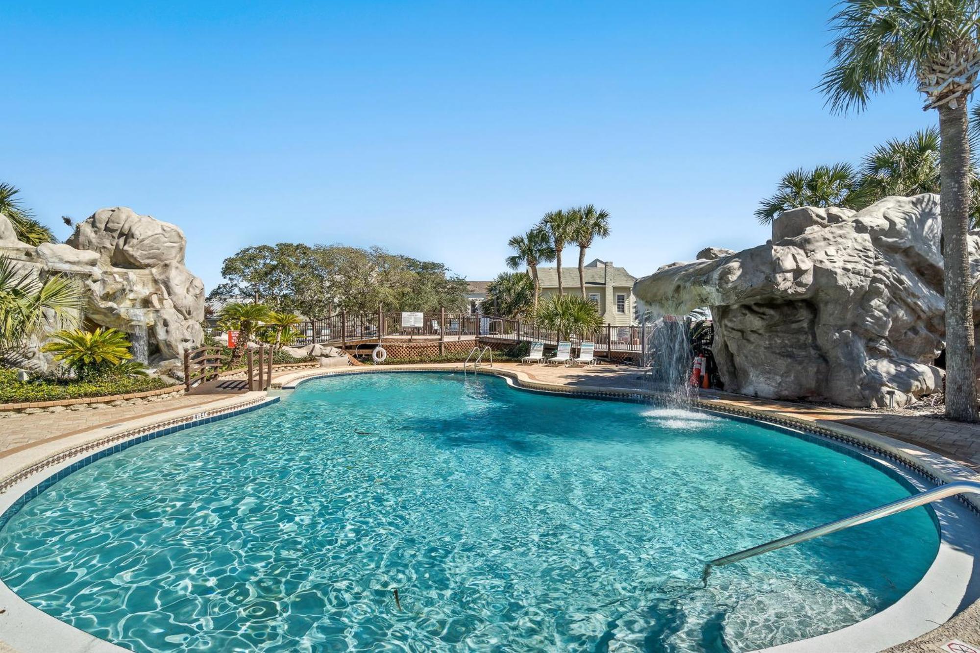 The Salty Suite: Beachside Retreat With Heated Pool & Hot Tub Holiday home